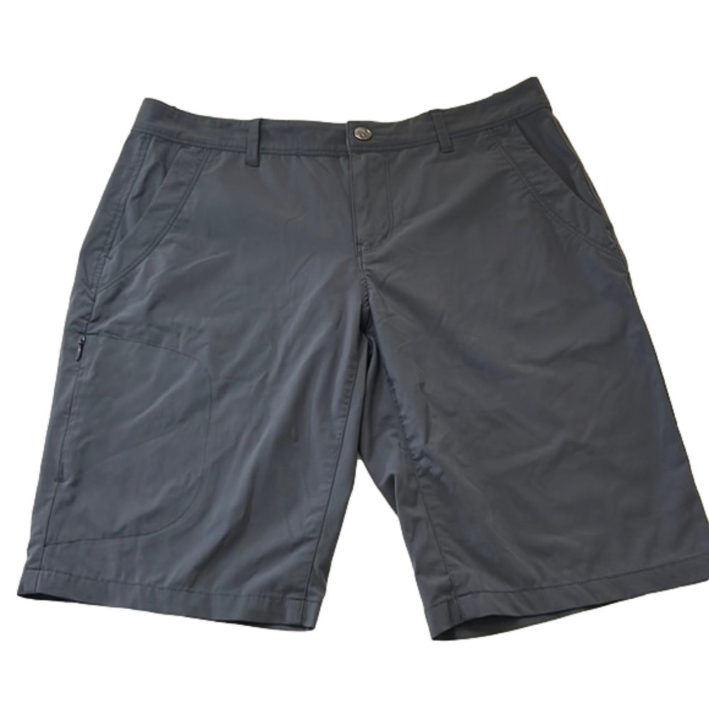 𝅺REI women’s charcoal color short, size 8